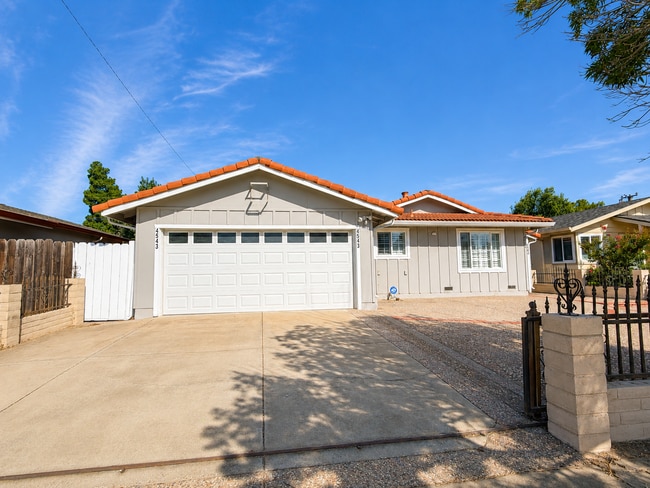 Building Photo - Welcome to this stunning 3 bedroom, 2 bathroom home located in Fremont