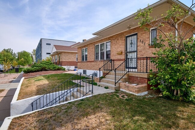 Building Photo - 3 BEDROOMS, 1.5 BATH HOME, CLOSE TO HOSPITAL AND DOWNTOWN!