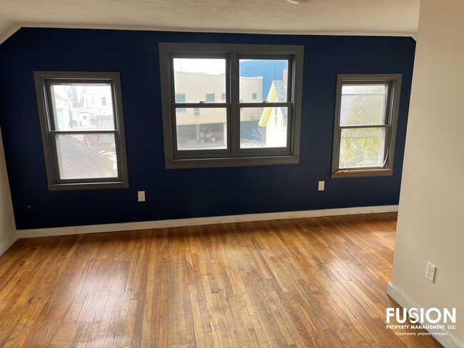 Building Photo - 61 Front St Unit B