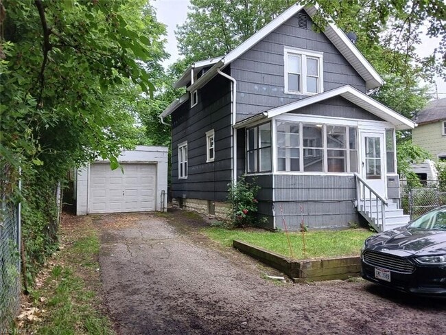 Building Photo - Two bedroom one bathroom home for rent