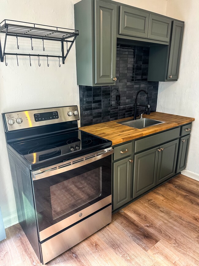 Kitchen - 611 Walnut Ave Unidad B