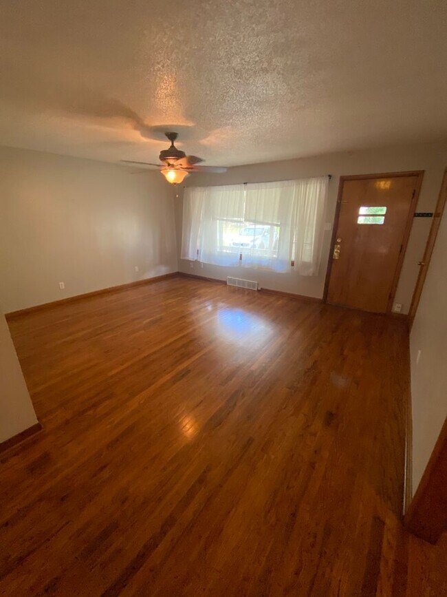 3 Bedroom House Southwest Topeka! Rental House Rental in Topeka, KS