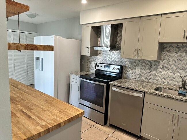 Photo - 5429 Vineland Rd Unit 00