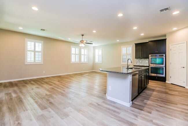 Photo - 5637 E Alder Ave