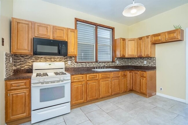 Photo - 13 E 52nd St