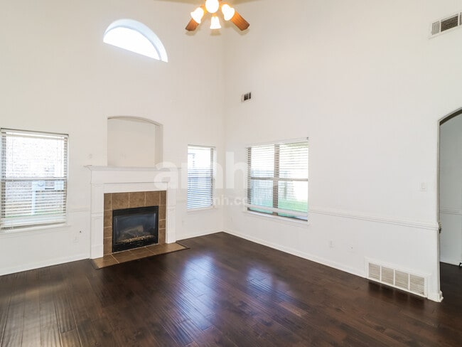 Photo - 440 Green Willow Cv