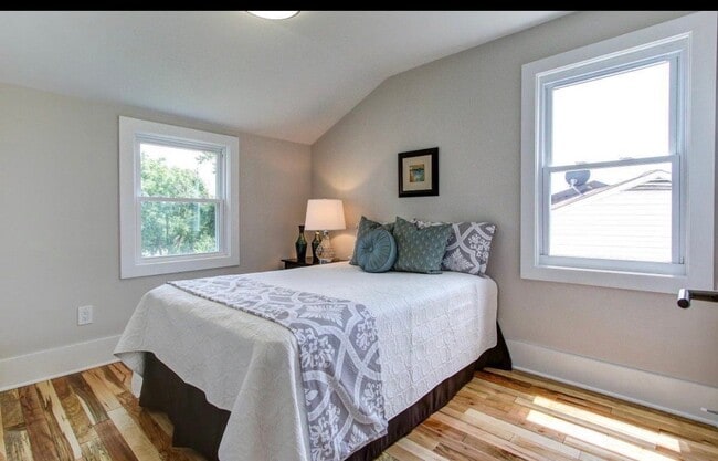 825 50th Pl NE