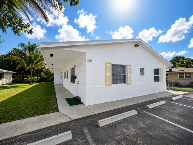 Building Photo - 208 NW 43rd Ct Unit 3