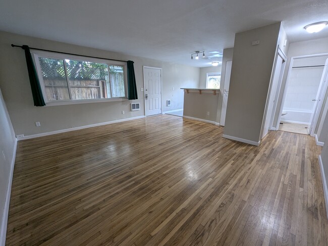 Living Room to Front Door - 1626 Southeast Lexington Street Apartamentos Unidad 1