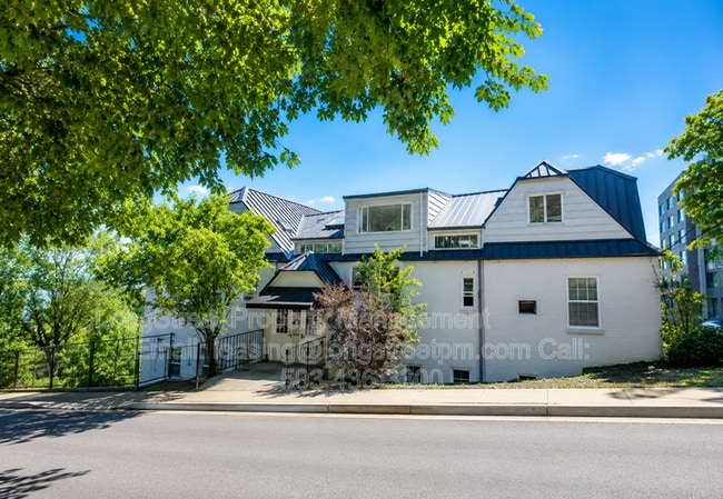 Building Photo - 772 SW Broadway Dr