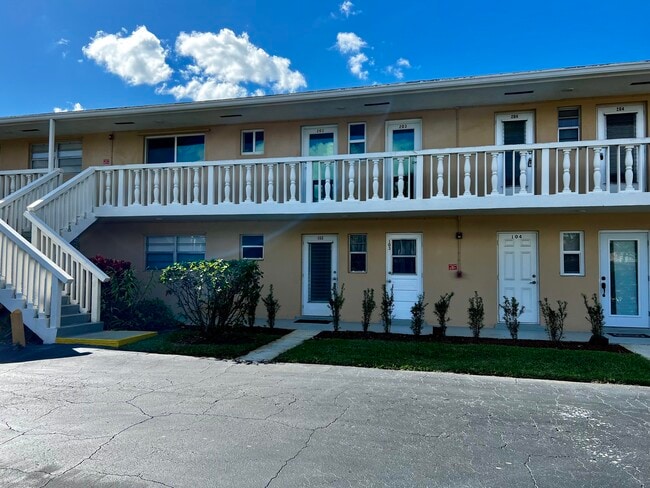 Building Photo - 2222 NE 1st Way Unit 103
