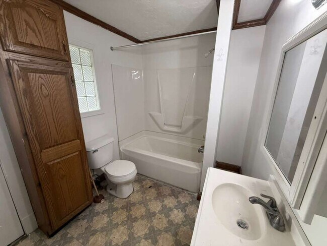 Building Photo - 3 BED 1 BATH BEAUTIFUL SINGLE FAMILY HOME ...