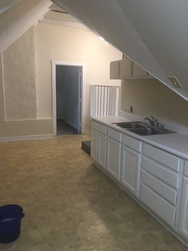 Photo - 3 or 15 month lease .Walk to Woodland Park...