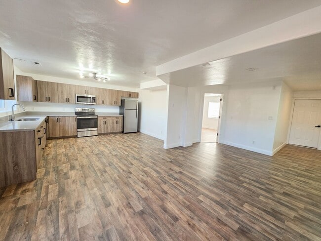 Photo - *utilities included* 3 bed 3 bath apartmen...