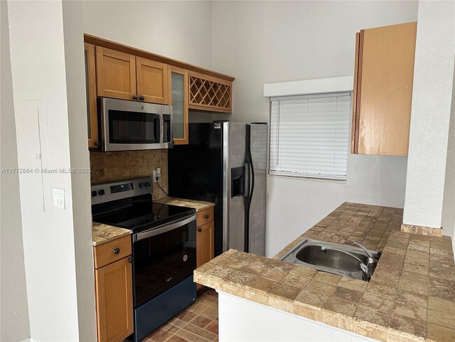 Building Photo - 2831 N Oakland Forest Dr Rental
