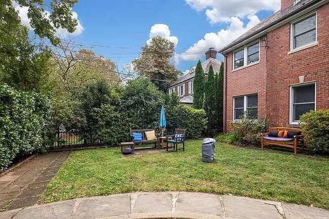 Building Photo - 4908 45th St NW Unit Stunning Studio Apartment