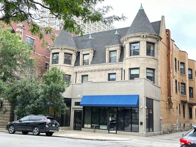Building Photo - 4715 N Sheridan Rd Rental