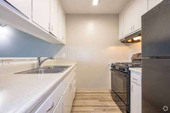 1BR, 1BA - 670SF - Kitchen