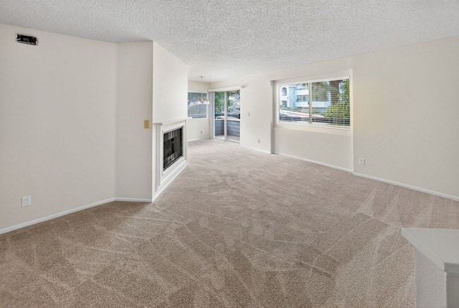 Photo - ADORABLE 3+2 CORNER UNIT & 2-CAR GARAGE! Unidad 215