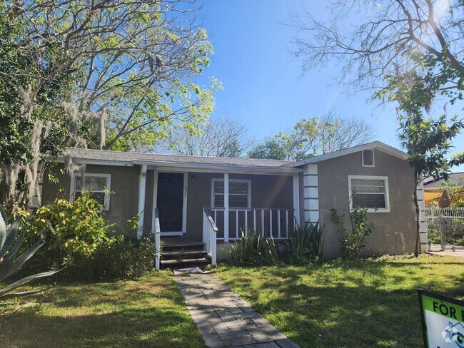 Building Photo - 3  Bedroom / 2 Bath Single Family Home