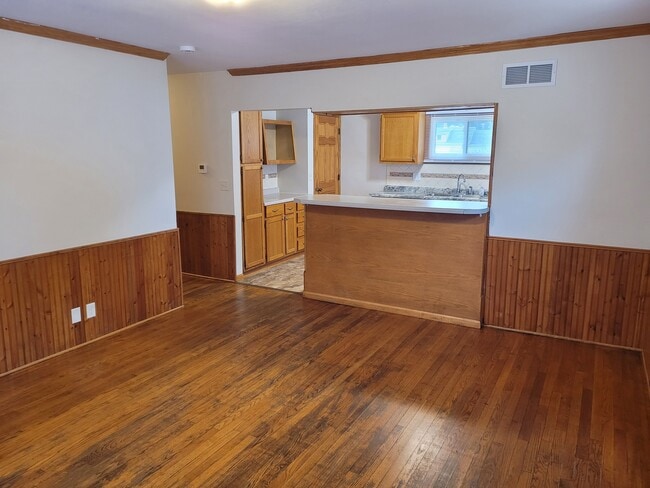 810 Townline Ave