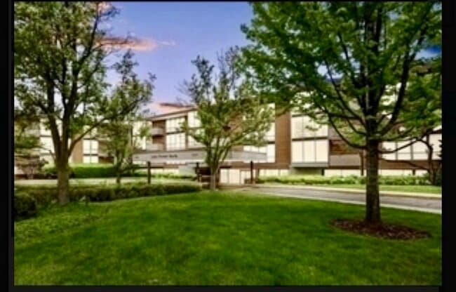 Building Photo - 1301 N Western Ave Unit 231