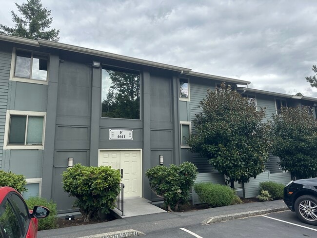 Building Photo - 4641 W Lake Sammamish Pky SE Unit F-204