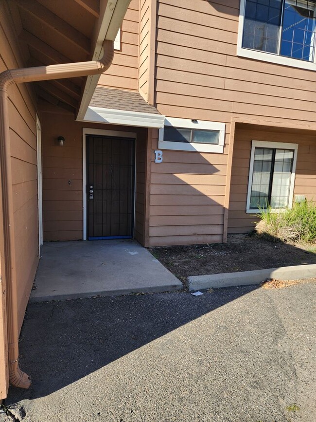 Building Photo - 1313 Claus Rd Unit B