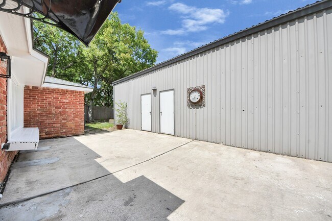 Photo - 3400 Surrey Ln