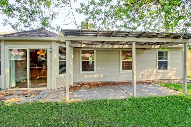 Building Photo - 598 Garnet Dr