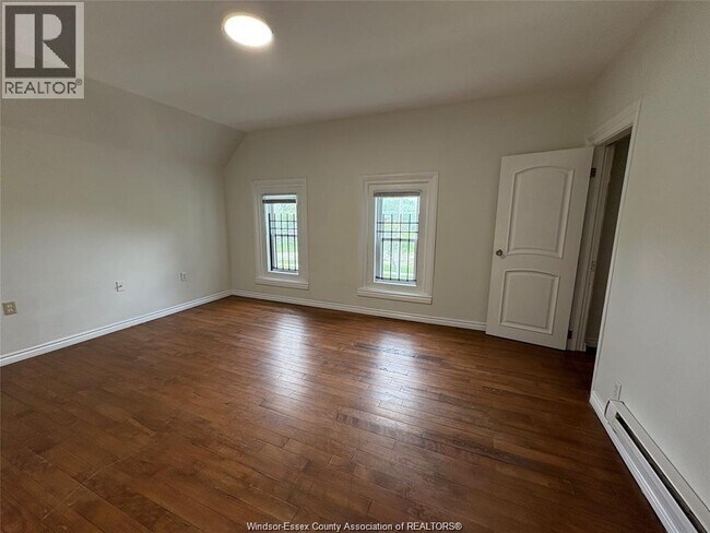 Photo - 454 Crawford Ave