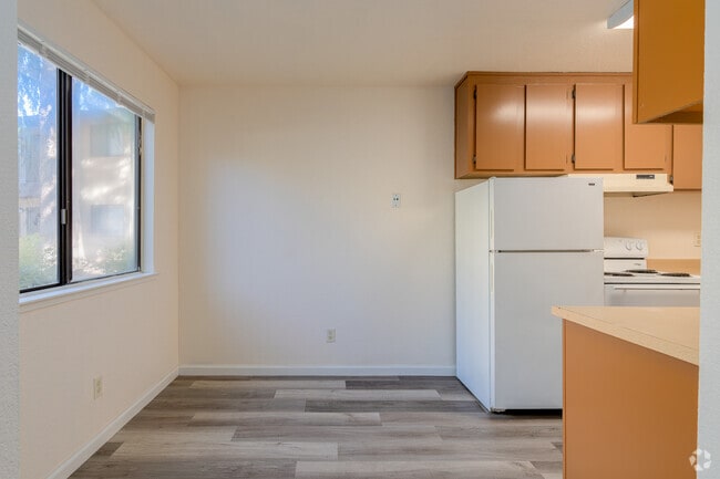 1BR, 1BA - 700 SF - Dining Room - Oak Terrace Apartments