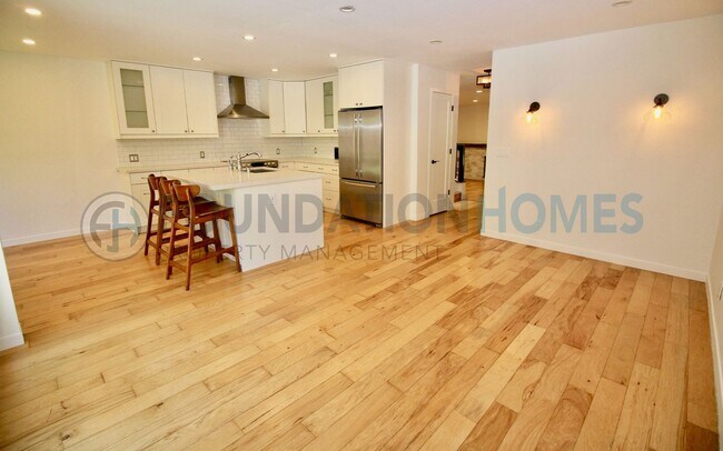 Photo - Tech-Enabled Sausalito Townhouse | Remodeled, Loft, Community Pool & 2 Carports - FOUNDATION