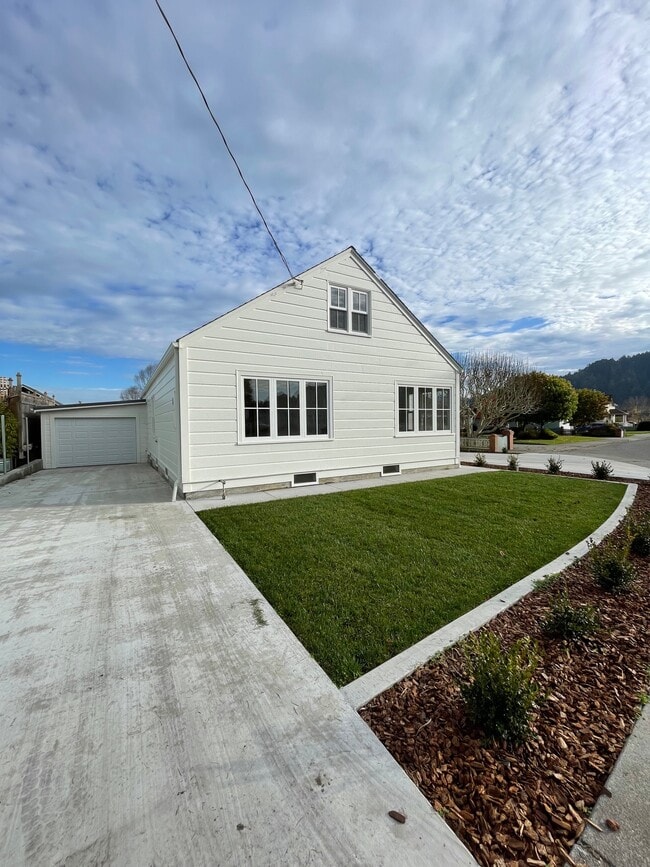 Building Photo - 900 Main St