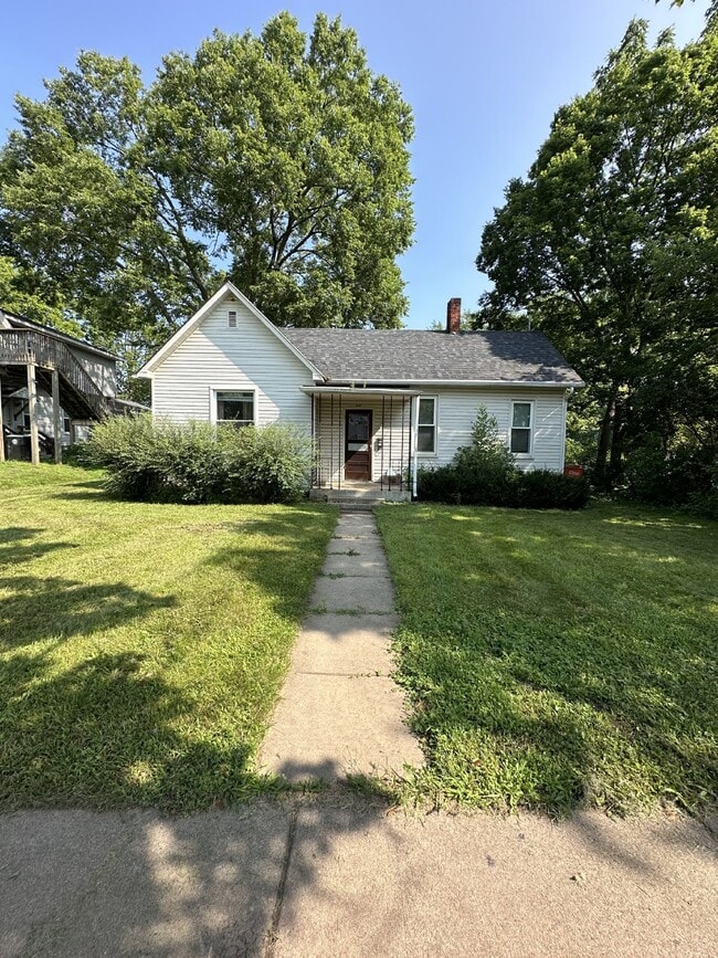 Building Photo - 3 bed 1 bath close to UWEC and Water St! A... Rental