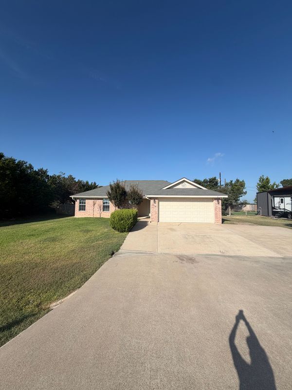Building Photo - 715 Lakeview Dr