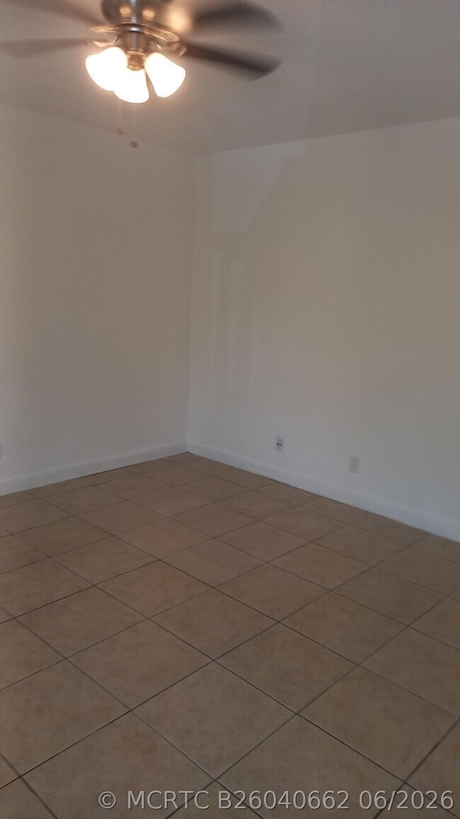 4165 SW 67th Ave Unidad 208b