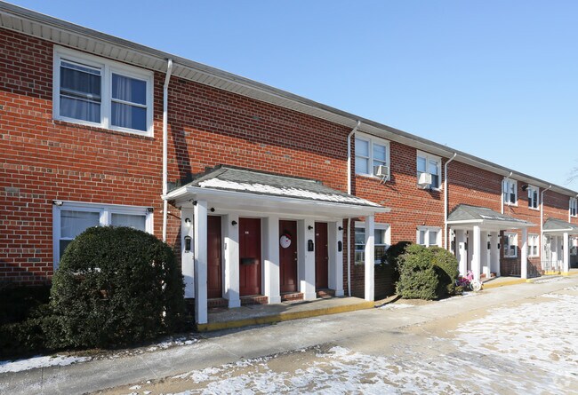 287-295 W Merrick Rd - 287-295 W Merrick Rd