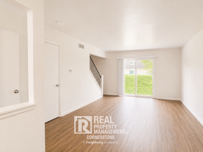 Building Photo - Move In Ready Townhome Unit 4