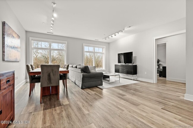 Photo - 1381 E Putnam Ave