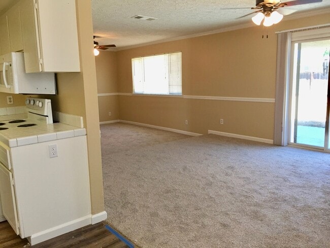 Photo - $2,100 Ashlan & Fowler, 3 Bedroom - Griffi...