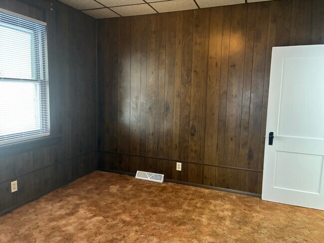 Photo - 305 E Meade Ct