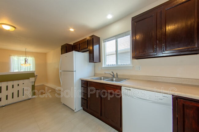 Photo - 407 E 5th St