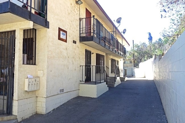 Photo - 200-202 Avenue 58