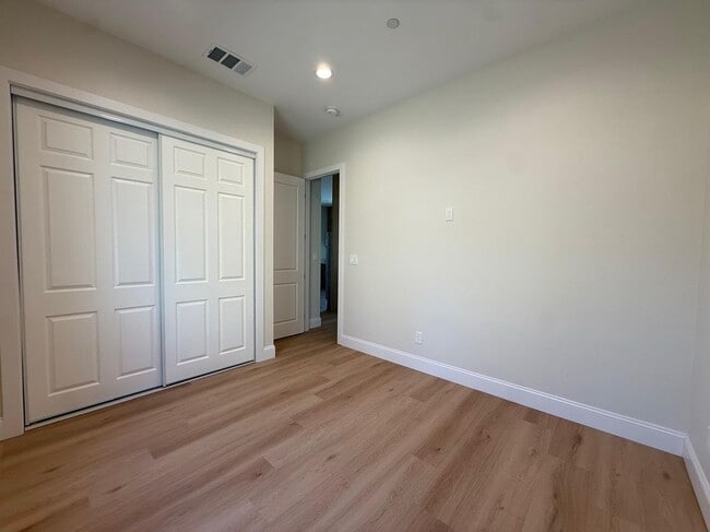 Photo - 1140 W Donington St Unit B