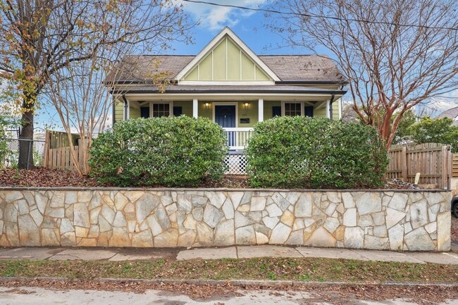 Building Photo - Charming Downtown Raleigh Home – Walkable Location!