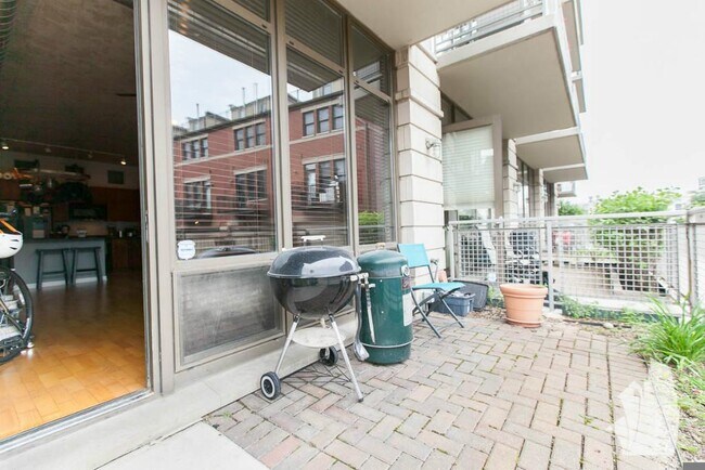 Photo - 1000 N Kingsbury St Unidad 106