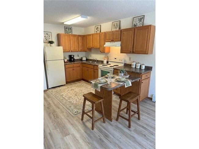 Building Photo - 609 Main St S Unit 1