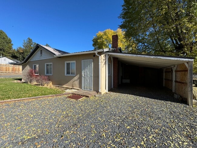 Building Photo - Hard to find 1 bedroom, 1 bath house - Water, sewer, AND garbage included