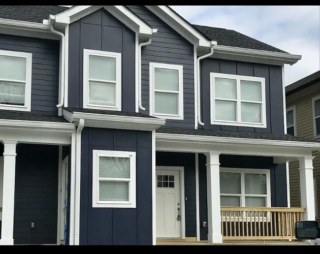 Building Photo - Coming Soon! Nice townhome in convenient East Nashville location!